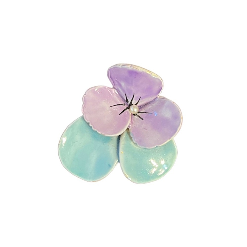 Pretty flower brooch